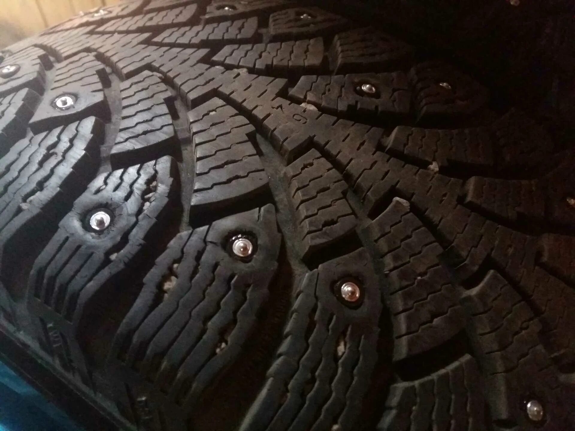 Дошиповка зимних шин видео. Бриджстоун 7000 дошиповка. Ошиповка зимней резины. Дошиповка зимних шин. Шипы для шин hw501 шипы.