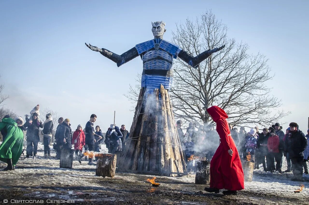 Сожгли чучело короля ночи в Липецкой области. Чучело короля ночи. Сжигание чучела Масленицы. Сожжение чучела на Масленицу. Масленица сжигание чучела история