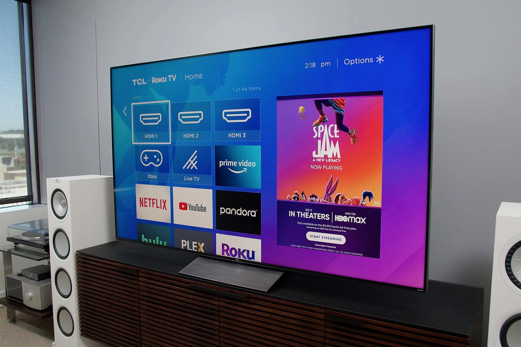 Tcl cm10c. Tcl 8k выставка тонкий. база для телевизора.