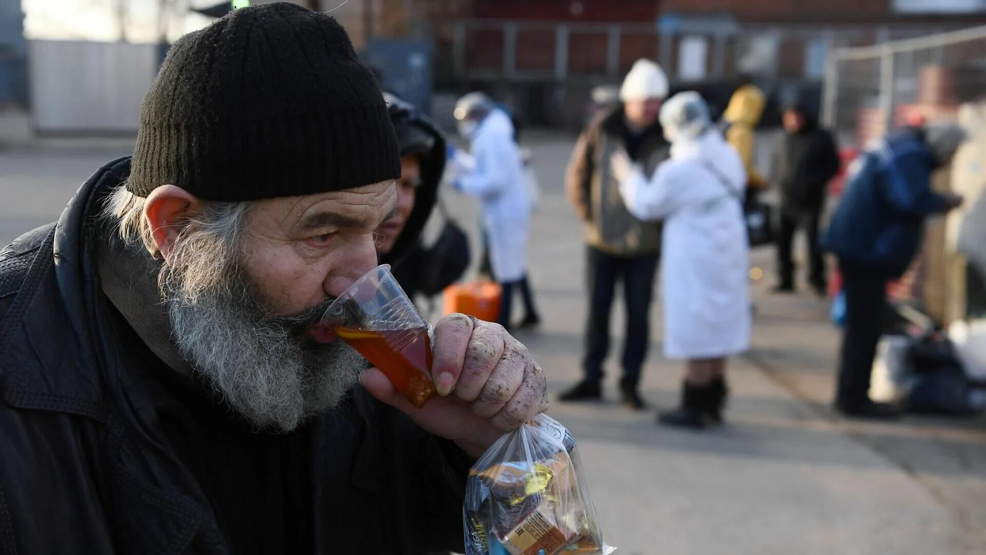 Бомж у церкви. Церковь помогает бездомным.