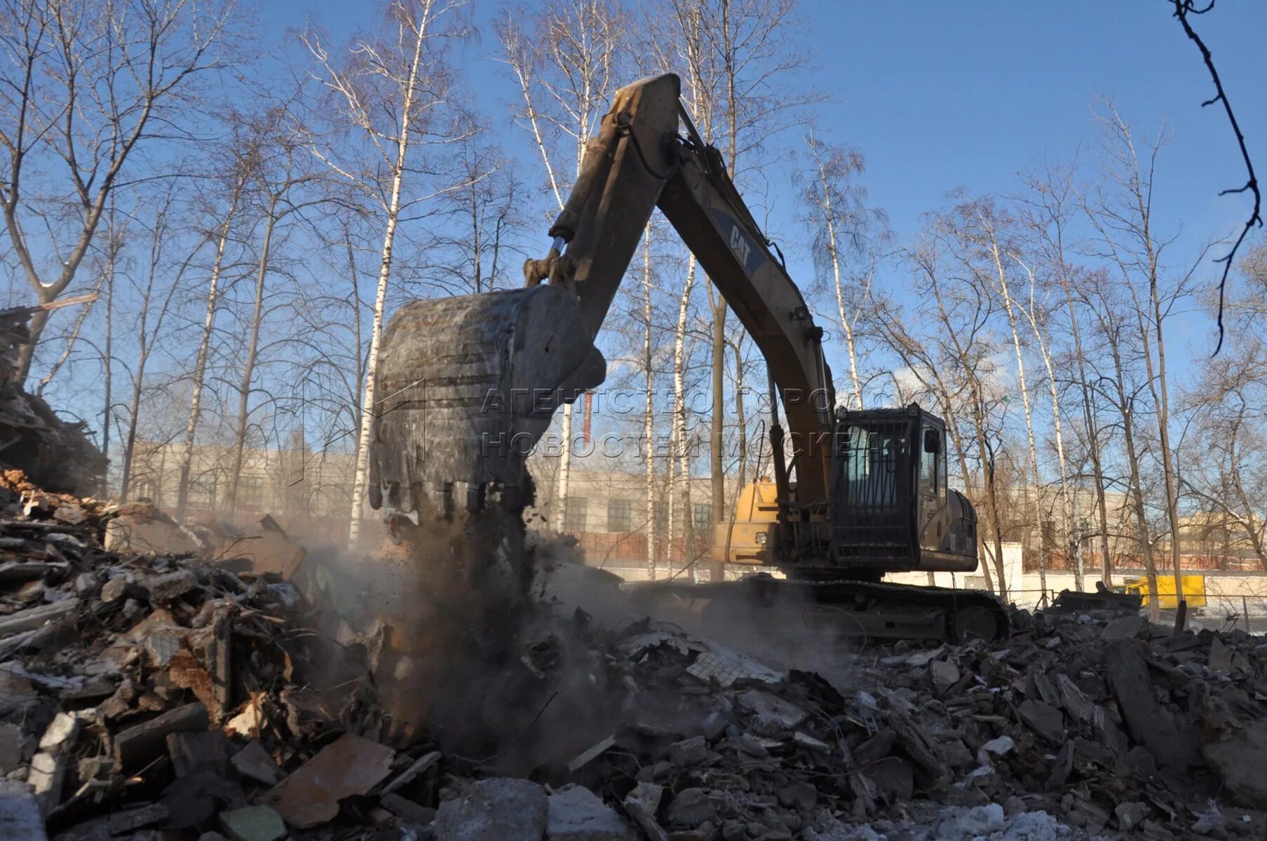Сносимые пятиэтажки в москве. Реновация на родниковой улице в солнцево. Снос промзон екатеринбург. Пятиэтажки под снос в москве между медведково и бабушкинская. Слом домов.