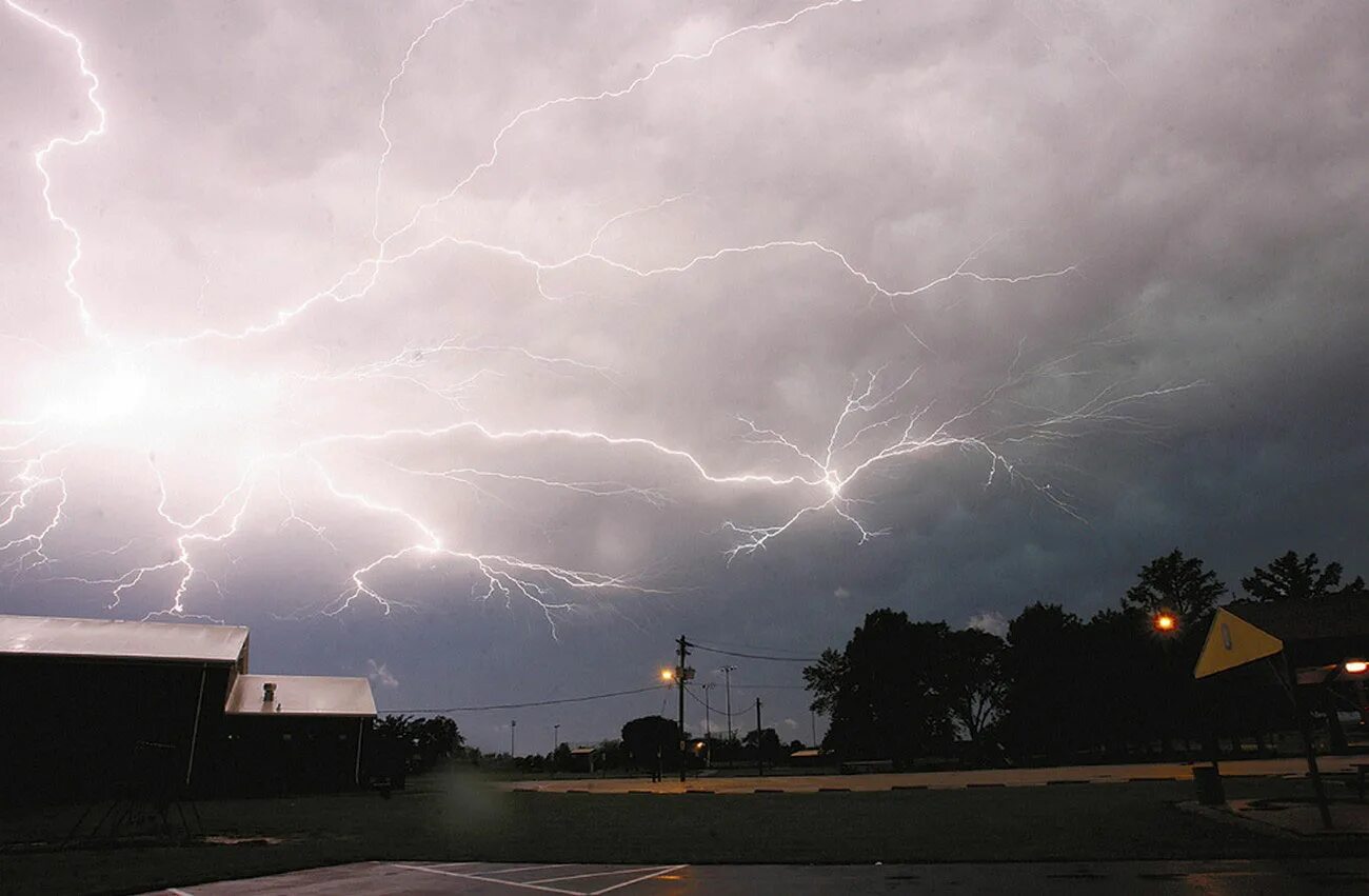 гроза. молнии полосовавшие черное небо освещали окрестность. молнии полосовавшие черное небо освещали окрестность. молнии полосовавшие черное небо освещали окрестность. молния.
