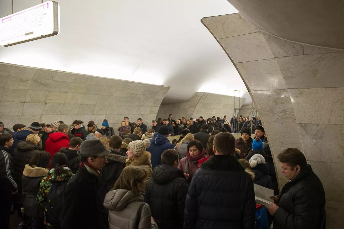 Что сегодня произошло в московском метро. Метро Кузьминки час пик. Кузьминки метро утро. Московское метро жизнь. Метро Менделеевская.