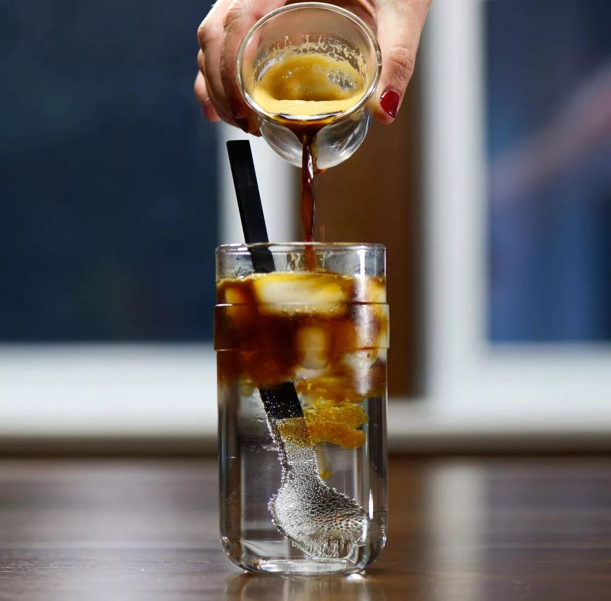 Эспрессо тоник коктейль. Espresso tonic. Айс эспрессо тоник. Кофе эспрессо тоник. Эспрессо тоник коктейль.