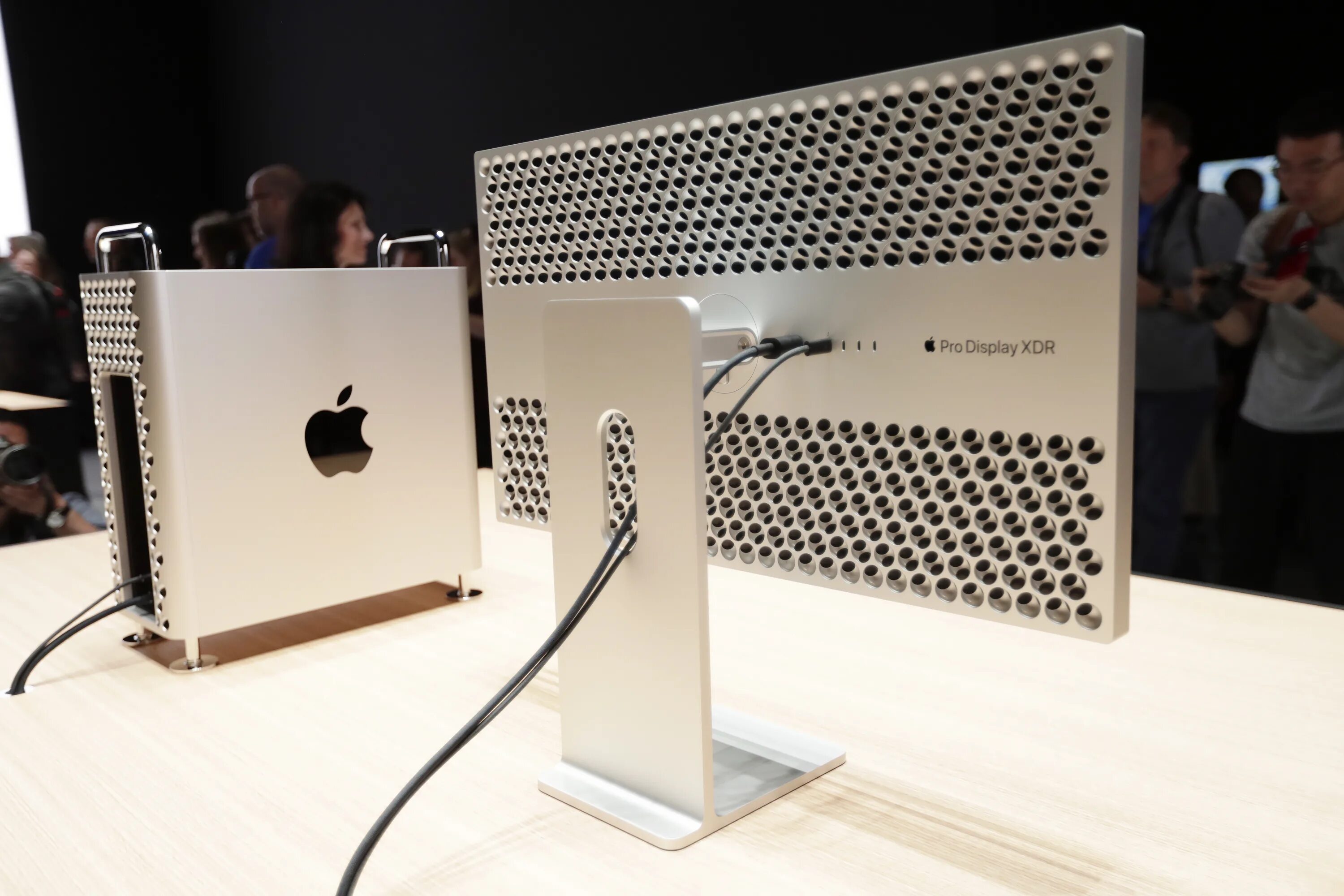 Монитор apple xdr. Mac pro display xdr. apple mac pro &amp; pro display xdr. apple xdr display. mac pro 1.1.