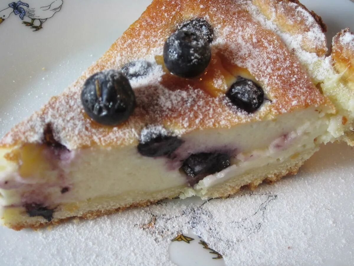 тесто из творога и ягод. тесто из творога и ягод. песочный пирог с творогом и ягодами. заливной сметанный пирог с ягодами. пирок песочный с творогом и вишней.