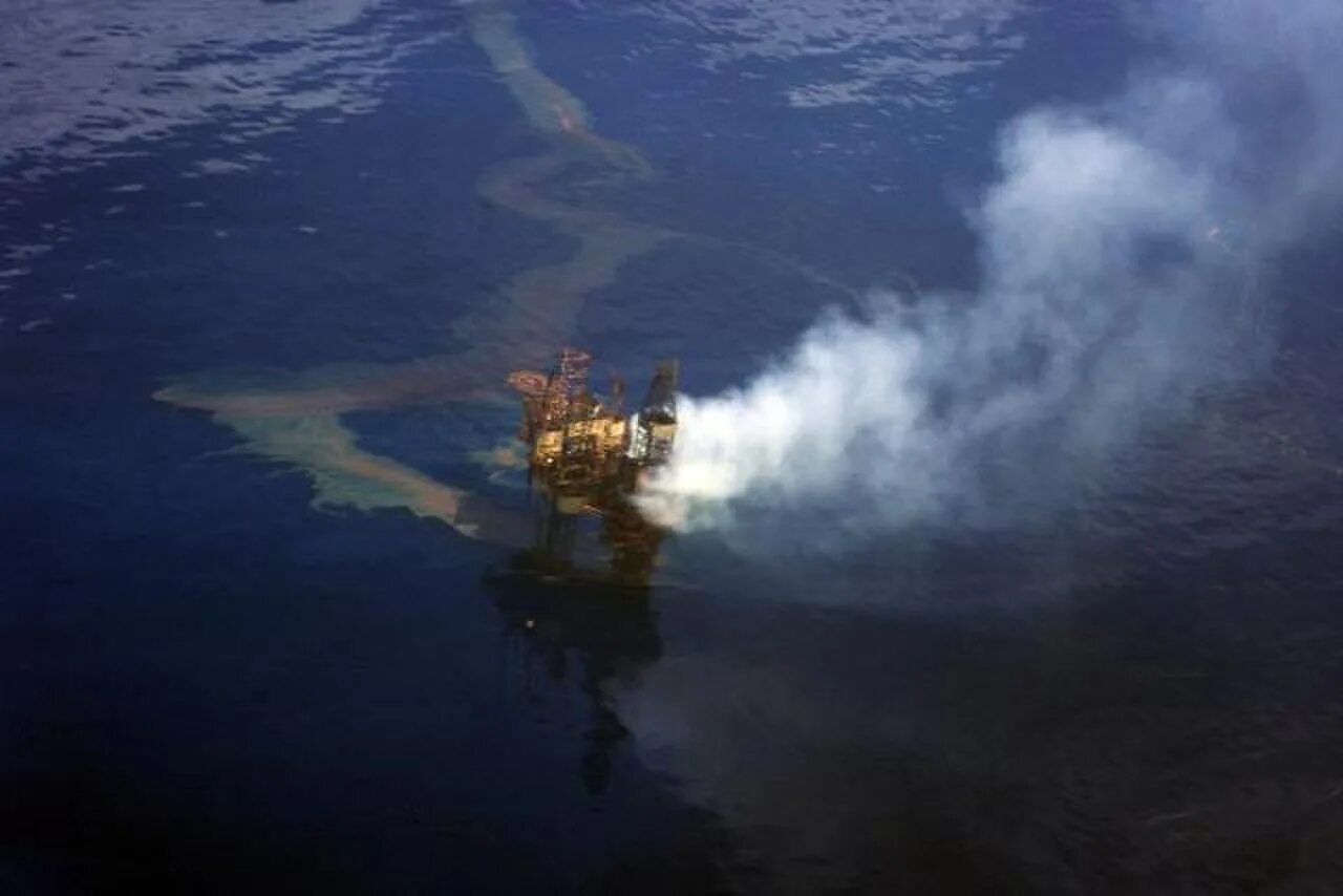 Какие ископаемые в мексиканском заливе. Разлив нефти в мексиканском заливе 2010. Deepwater Horizon разлив нефти. Разлив нефти с платформы Ixtoc i. Мексиканский залив катастрофа.