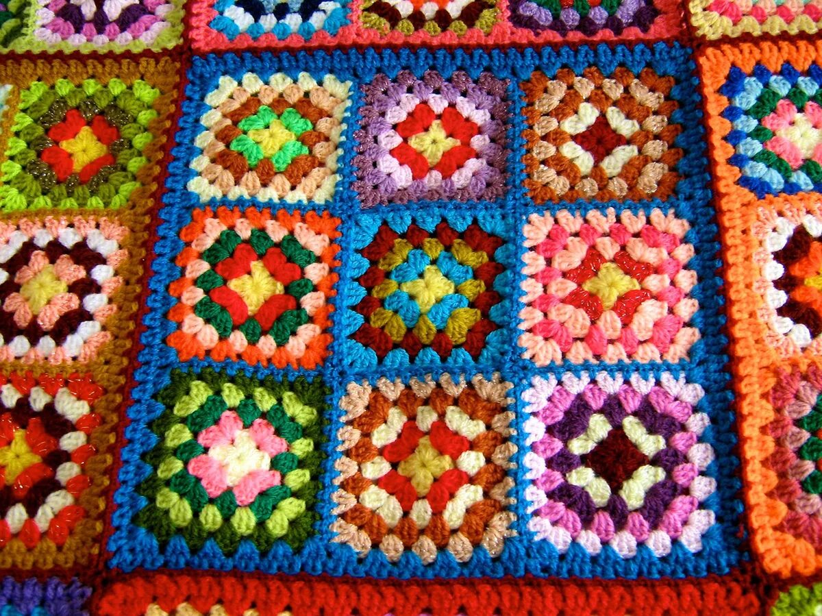 Плед из бабушкиных квадратов. "бабушкин квадрат" - "pizzazz". Разноцветный плед крючком. Плед крючком. Плед крючком видео.