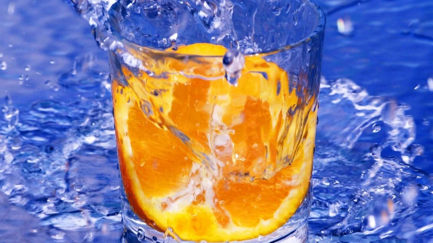 Сок без воды. Апельсин в воде. Оранжевая вода. Апельсин в стакане с водой. Апельсин во льду.