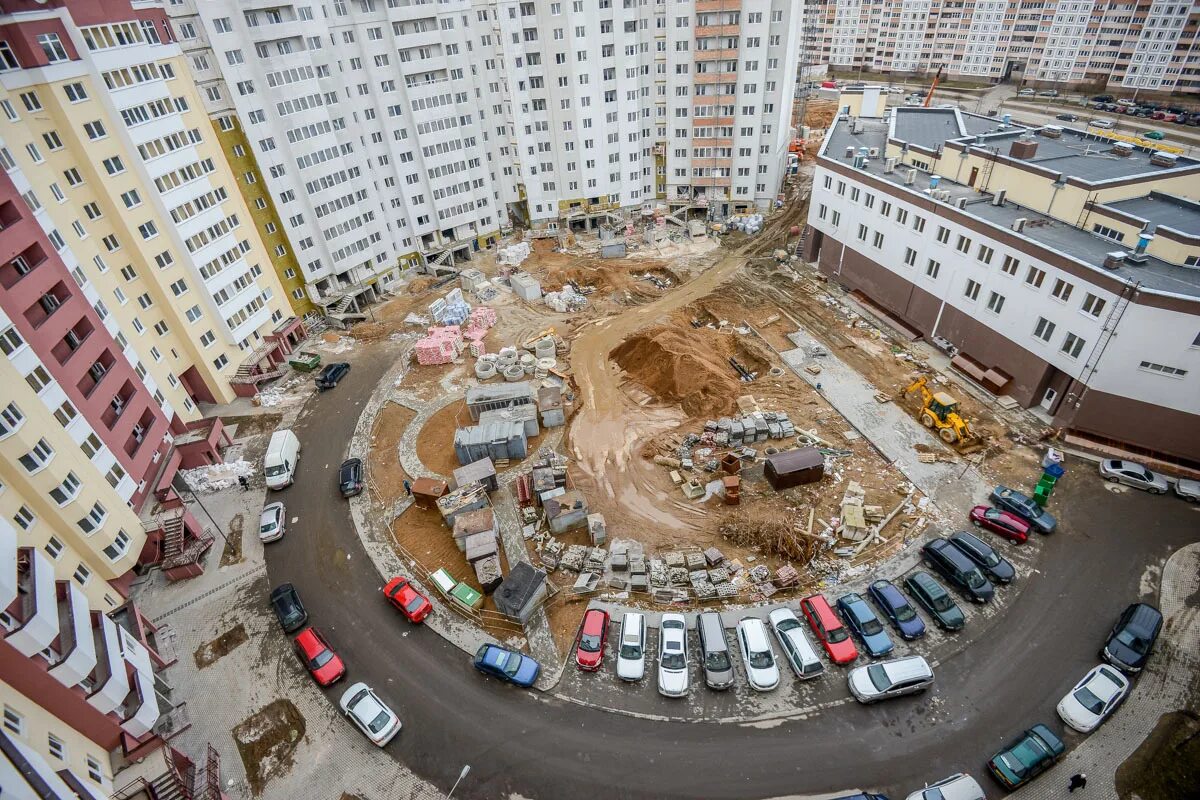 Вивальди жилой. ЖК Вивальди Минск. Жилой комплекс Вивальди Екатеринбург. Дом Вивальди Краснодар. ЖК внутри с парковками около дома ЖК Вивальди.