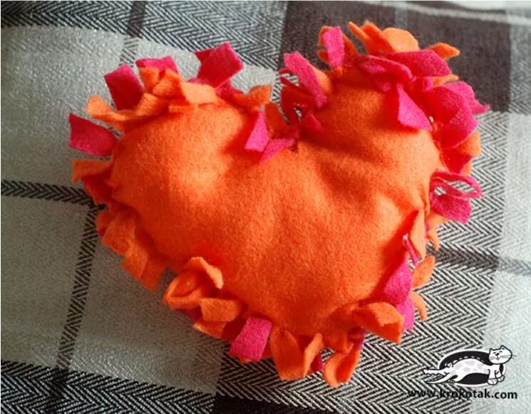 Felt the need of. Шьем сердечки из красного драпа. Шьем сердечко с рюшами. Сердце сшитая булавкой. Сердце сшитое рюшка.