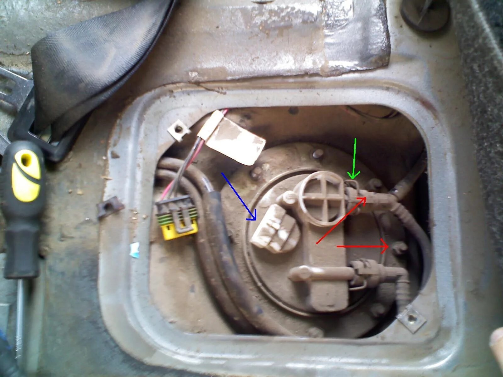 Как проверить работает бензонасос. Бензиновые трубки бензонасоса 1.6 ВАЗ 2114. Топливный насос ВАЗ Приора инжектор. Разъем топливопровода на топливный насос ВАЗ 2114. Масса бензонасоса ВАЗ 2112.