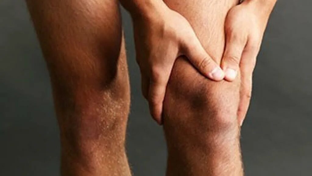 Сильные боли при разгибании колена. Боль с внутренней стороны коленного сустава. Болит верхняя часть колена.