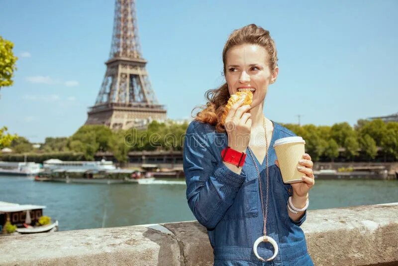 Франция круассаны. Франция круассаны эйфелева башня. Незнакомка в париже предложила попробовать ее круассан. Доброе утро париж. Незнакомка в париже предложила попробовать ее круассан.
