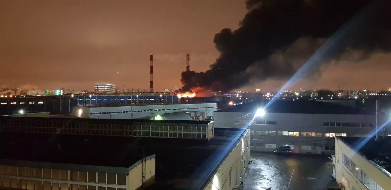 Склад вб в санкт петербурге горит. Пожар на складе в санкт-петербурге. пожар в петербурге ангар. пожар на складской улице спб. пожар в московском районе спб сейчас.