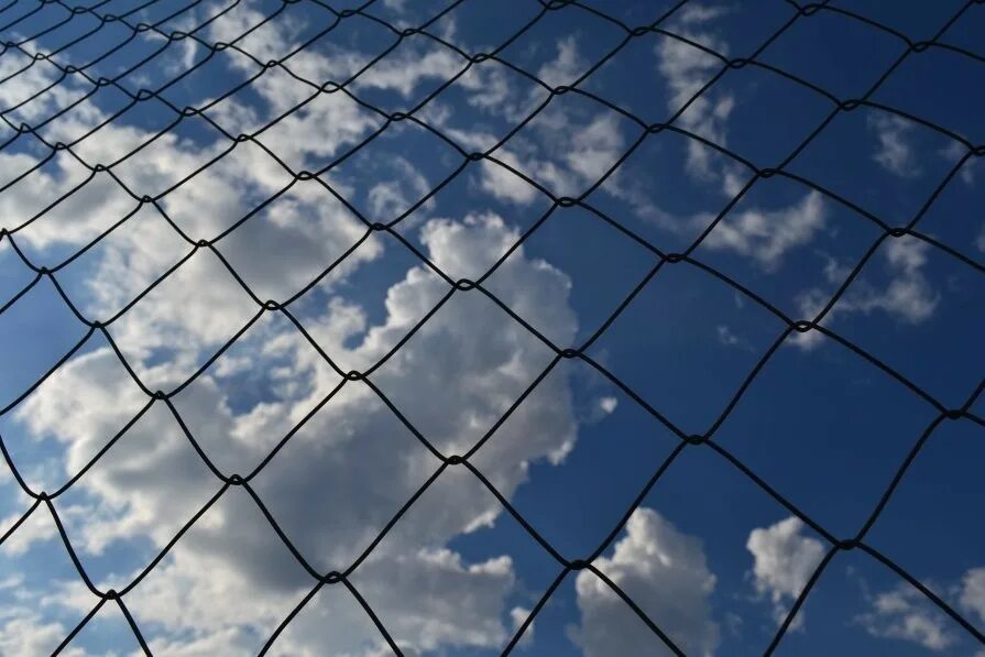 Небо в клетку. Небо в решетку. Небо через решетку. Небо через тюремную решетку.