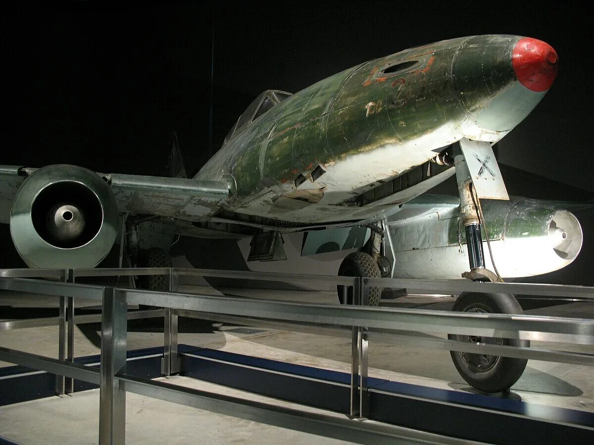 Messerschmitt me 262 specifications. Me 262. ме-262 самолет. мессершмитт 262. ме-262 кокпит.