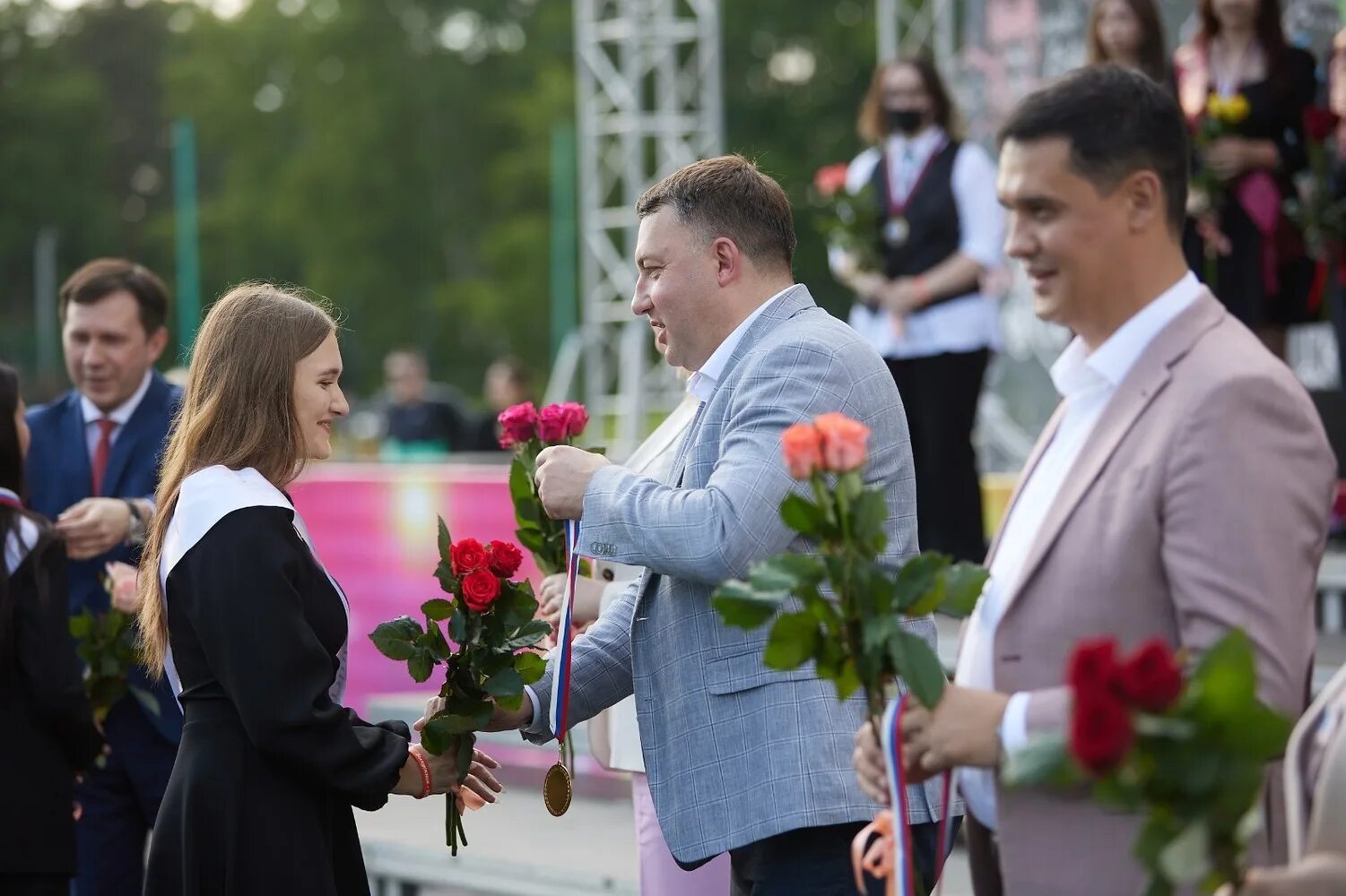 Городской выпускной 2023 Южно-Сахалинск. Бал выпускников. Выпускники. Фотографии выпускников.