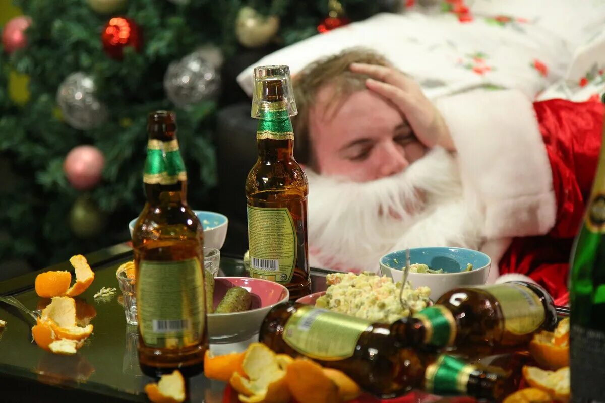 Что будет после праздников. Новогодняя пьянка. Новогоднее застолье. Новый год алкоголь. Новогодний стол с алкоголем.