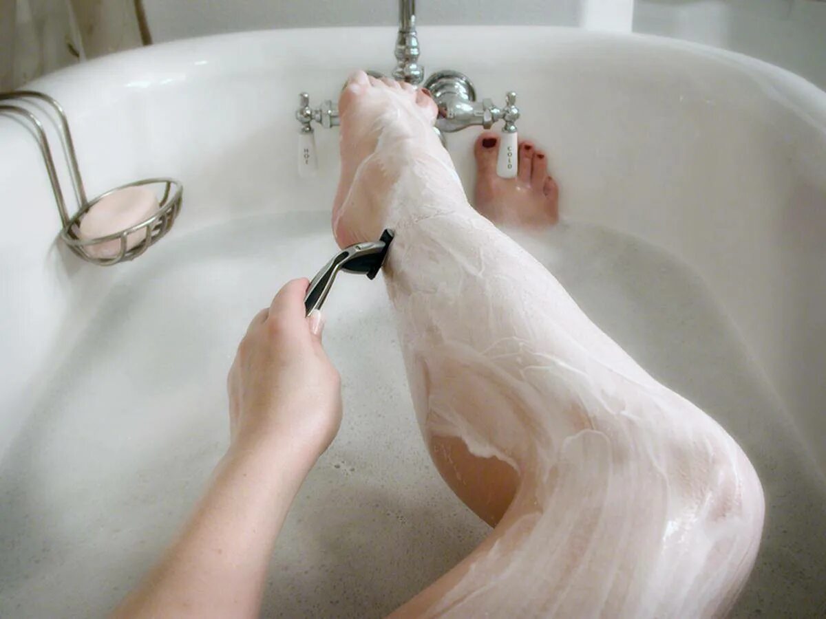 Бритье ног. Бритва для ног. Бритье ног в ванной. Девушка бреет ноги. Идеально бритая