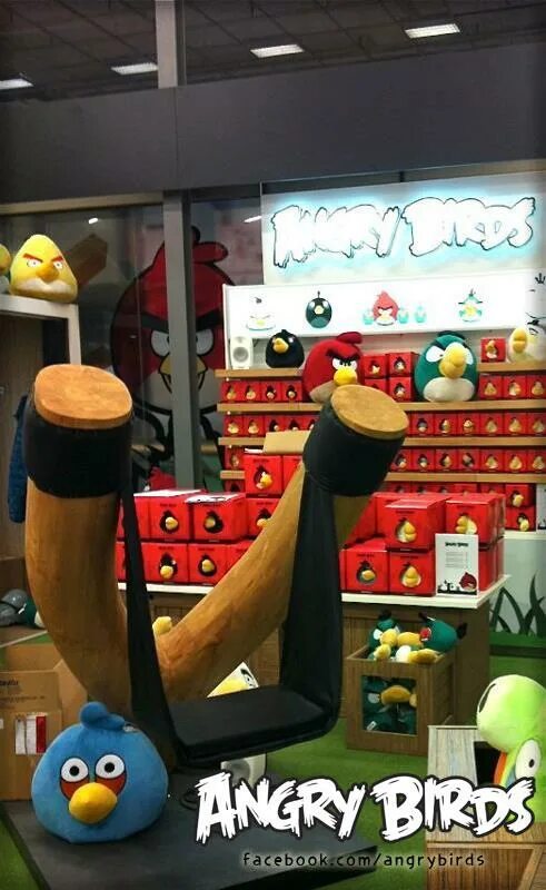 Store birds. Игрушки Angry Birds Rovio. Angry Birds рогатка игрушки мягкие. Angry Birds магазин. Игровая комната в Финляндии Энгри Бердс.
