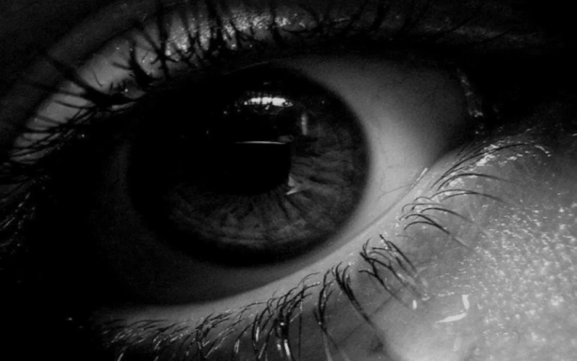 Музыка грустные глаза. Плачущие глаза. Грустные глаза. Женские глаза. Глаз черно белый.