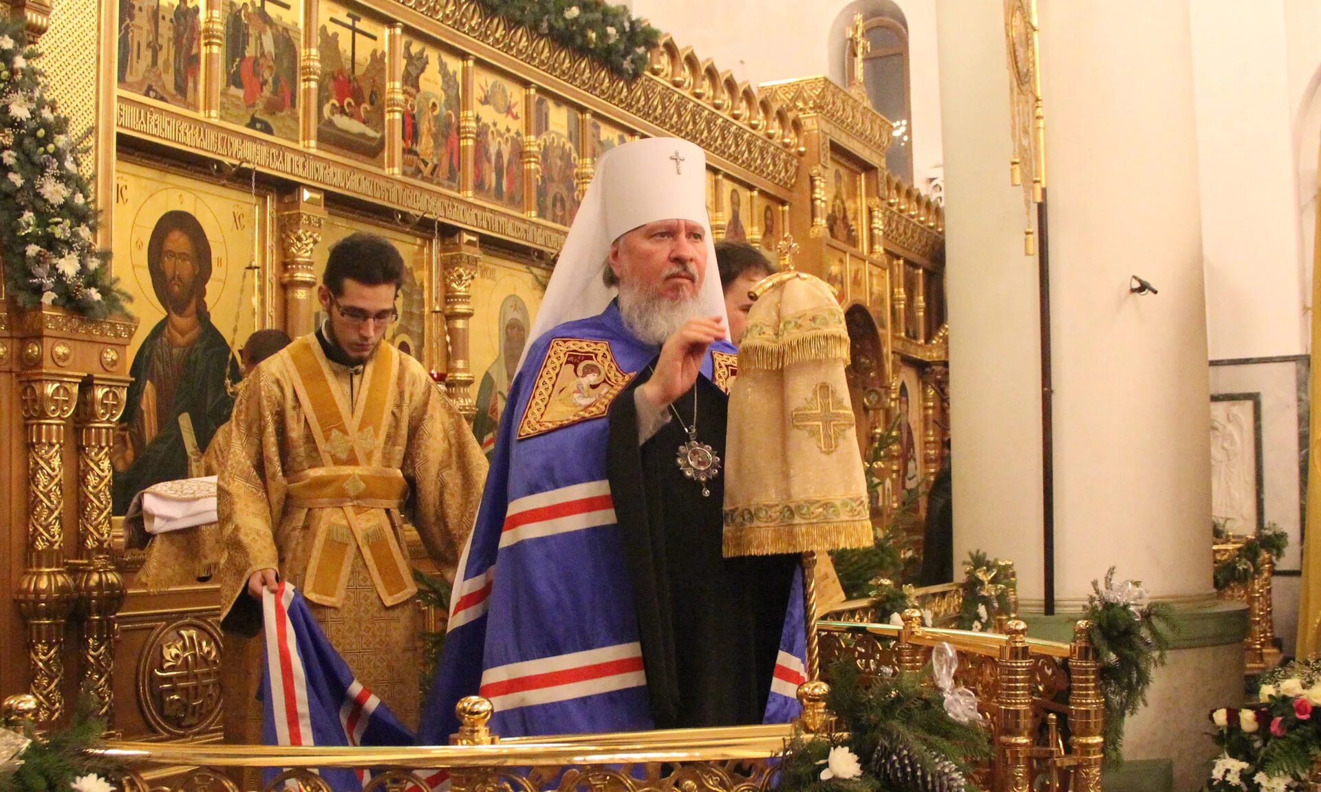 Служба в кафедральном соборе брянск. Акафист олегу брянскому брянский кафедральный собор. Свято-троицкий кафедральный собор тюмень духовенство. Лавка в кафедральном соборе брянск. Фильм про святую троицу.