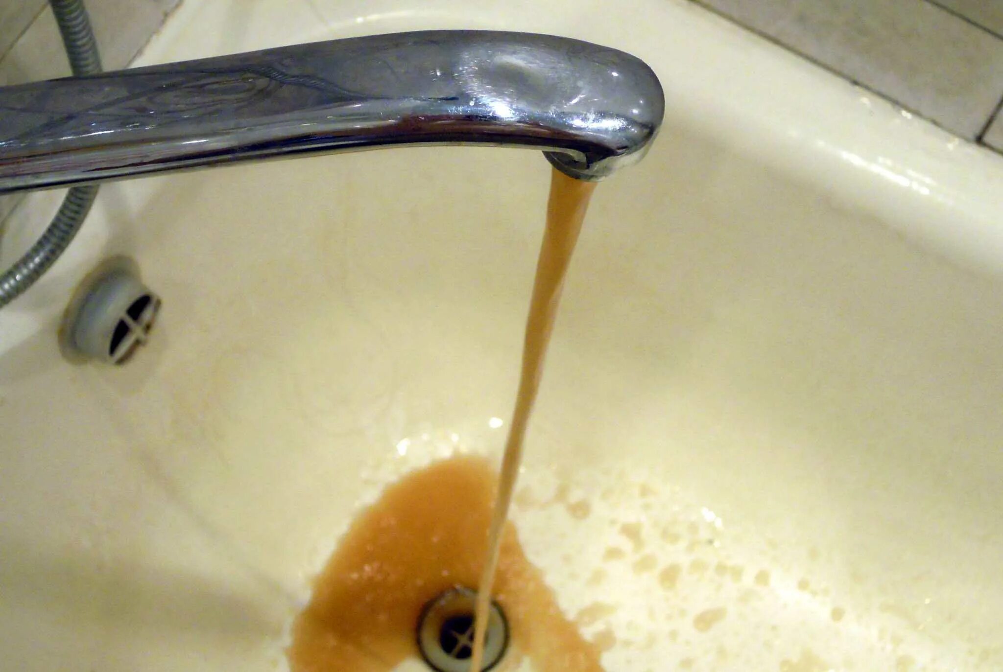 Вода стала коричневой. Грязная вода из крана. Желтая вода из крана. Ржавая вода. Ржавая вода из крана.