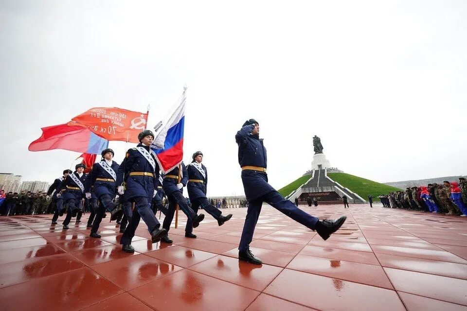 Военные Кузбасса. Воины участники сво Кузбасс. Памятник в Кемерово возле кадетского училища. Мемориал воину-освободителю (Кемерово).