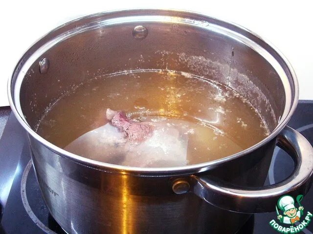 Сколько варить говяжьего легкого в кастрюле. Мясо варится в кастрюле. Говядину отварить в кастрюле. Вареное сердце в бульоне.