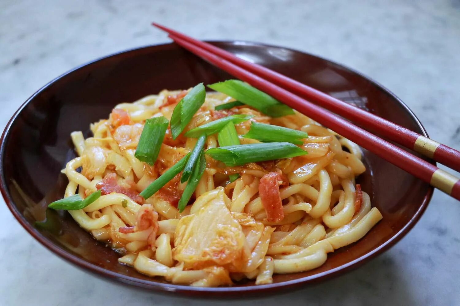 Лапша kimchi. Кимчи удон. лапша удон с кимчи. кимчи лапша кимчи. вьетнамская лапша с курицей.