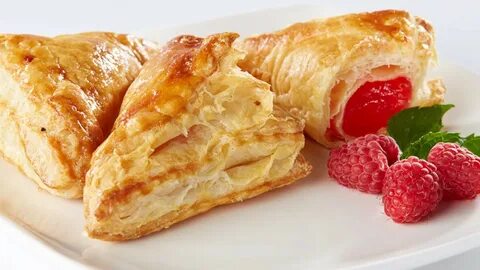 Слоеные пирожки с малиной