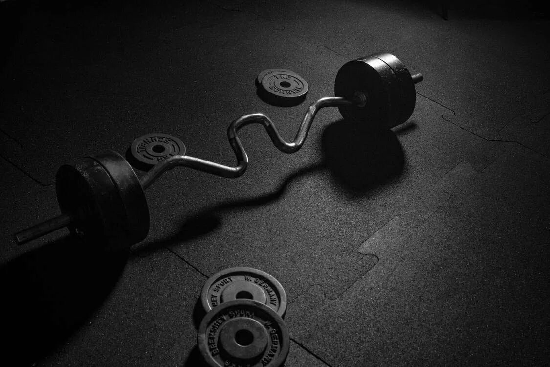 Фоновая музыка для спортзала. Девушка и фитнес. Гантели в спортзале. Гантели для фитнеса. Спортсмен с гантелями.