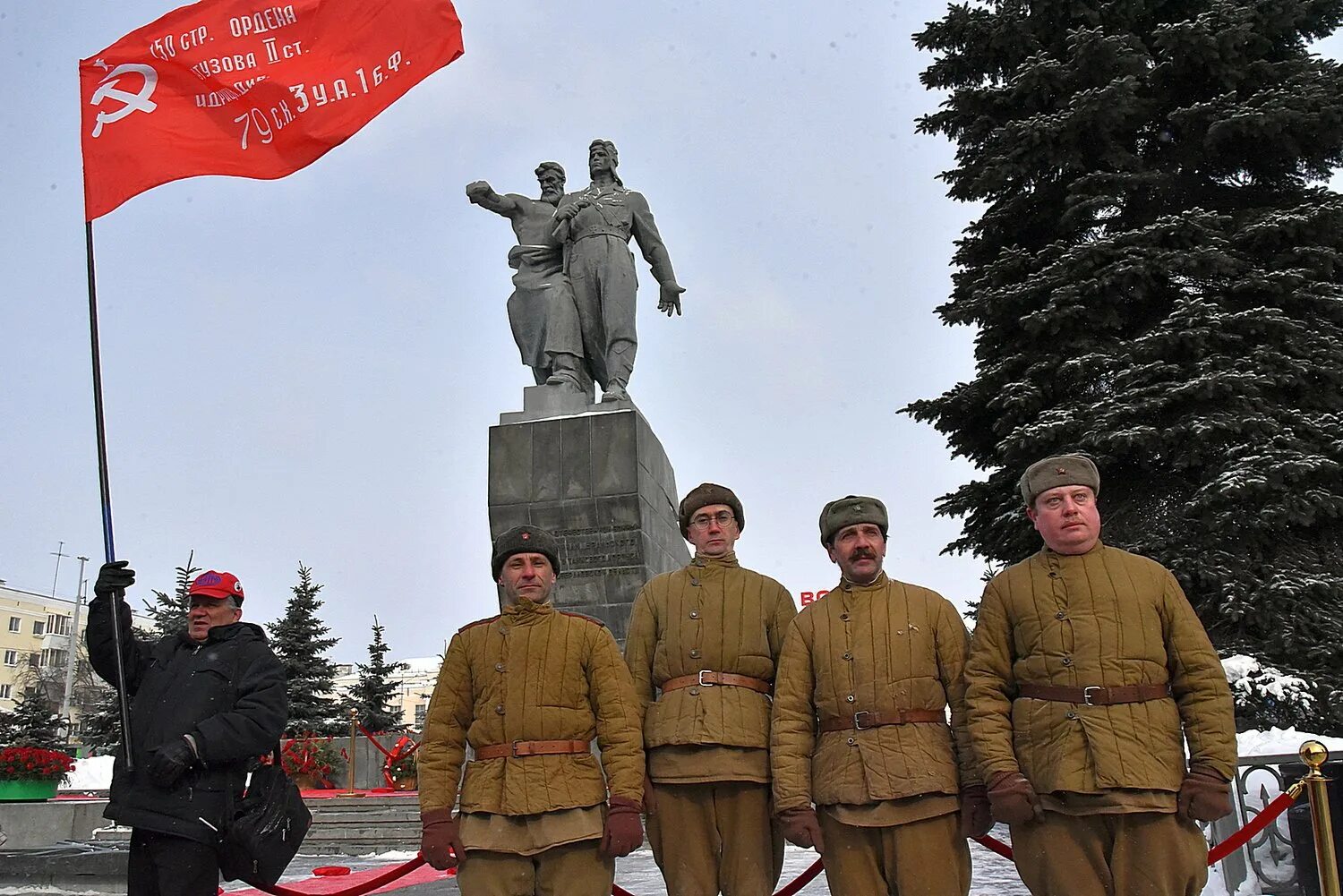 Уральский добровольный танковый корпус. Уральский гвардейский добровольческий танковый корпус. Памятник добровольческому танковому корпусу в екатеринбурге. Добровольцы уральского добровольческого танкового корпуса. Уральский добровольческий корпус 1943 год.