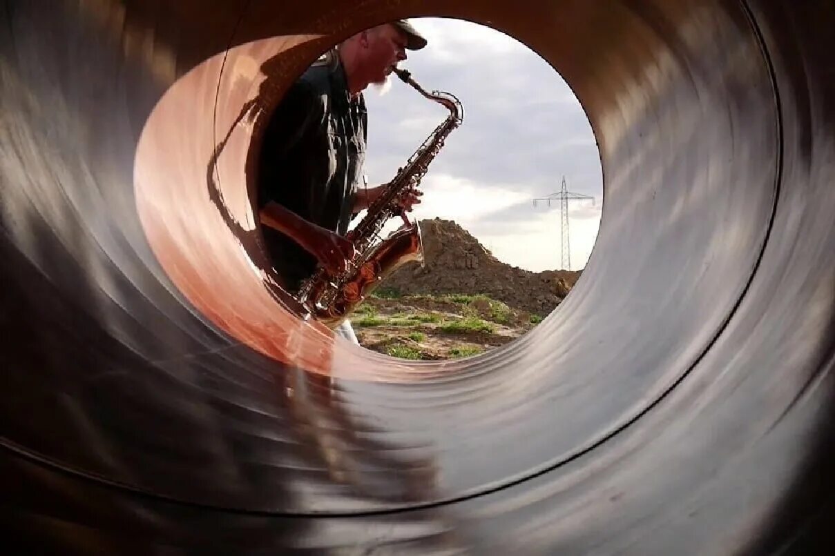 Звук трубы победы. Огромная труба. гигантская труба. звуковая труба.