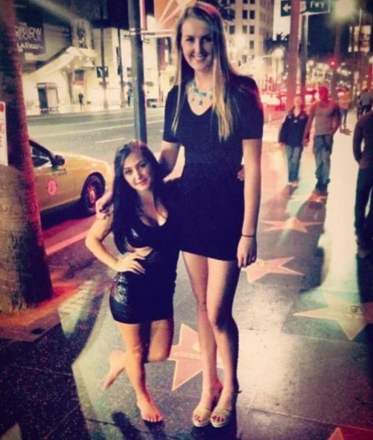 Tall girl 211 cm. Самая высокая девушка в мире. Екатерина лисина рост. Красивые невысокие девушки. Tall girl short girl.