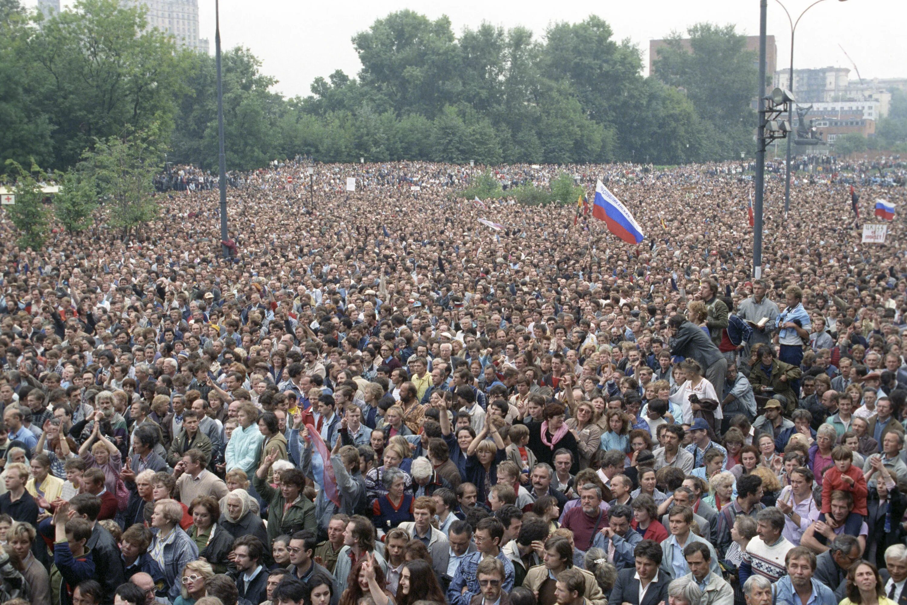 Москва 1991 митинг за Ельцина. Ельцин на митинге 1991. Митинг Москва 1991 Манежная. Протесты в Москве 1991.