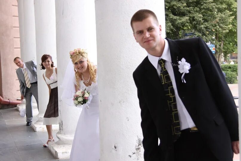 жених и невеста в загсе. свидетель в другом городе. свидетель из фрязино. жених невеста и свидетели. свадьба в сиреневом цвете одежда.