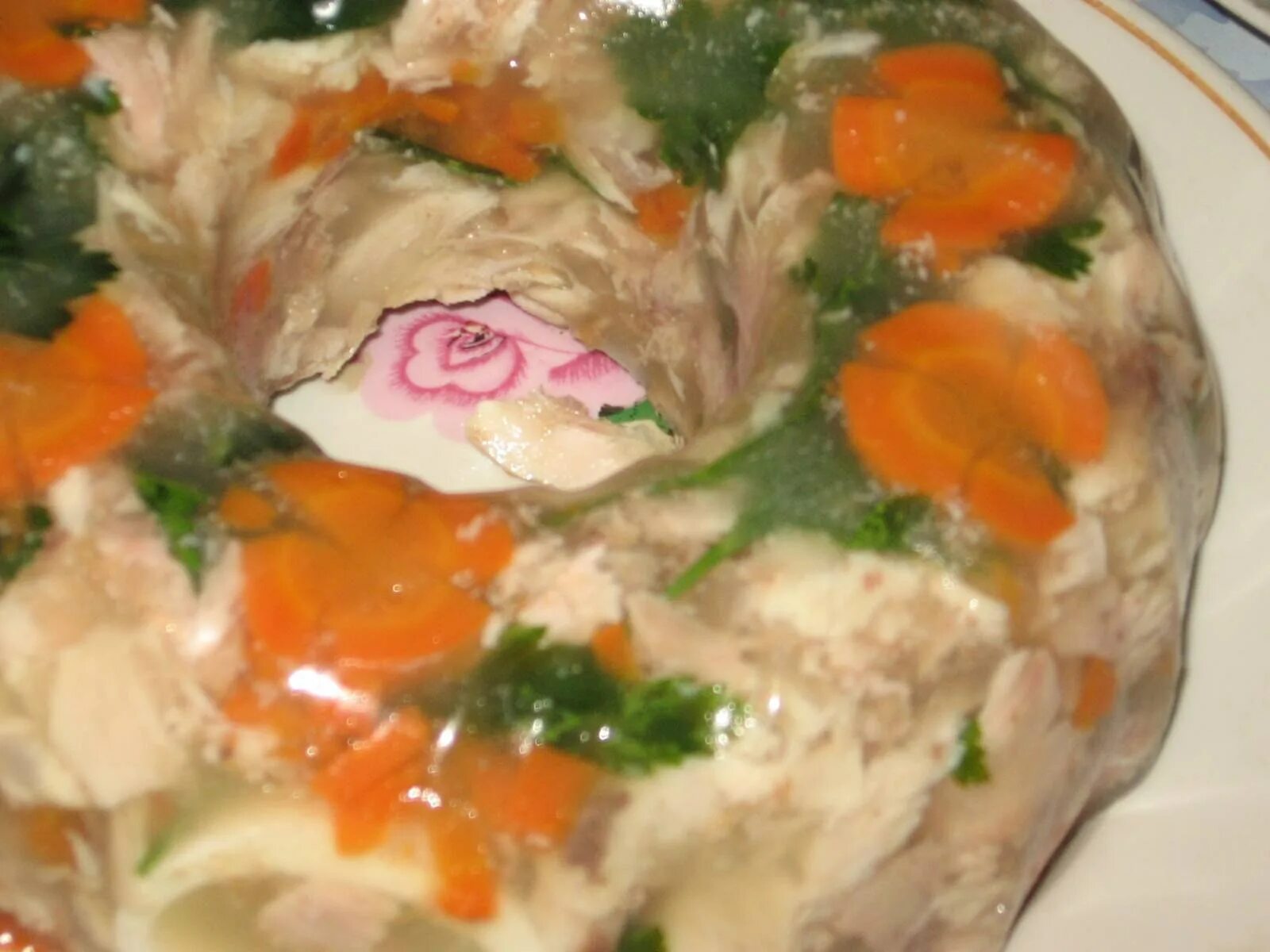 Как сделать заливное из курицы. Заливное из окорочков. заливное из куриных окорочков. заливное с куриной грудкой с желатином. заливное из курицы окорочка с желатином.