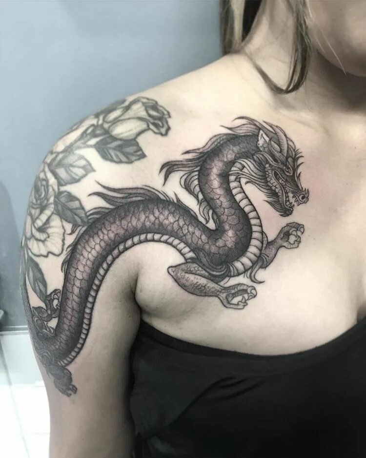 Тату дракон. Татуировки драконов для девушек. Тату дракон на плече для девушек. Китайский дракон на плече. Значение тату дракона у девушки
