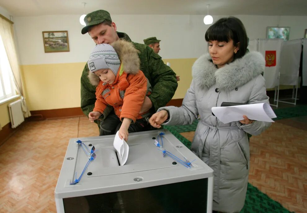 Дети голосуют на выборах. Голосует на выборах. Голосование на избирательном участке. Военнослужащие на выборах. Кидать на выборах