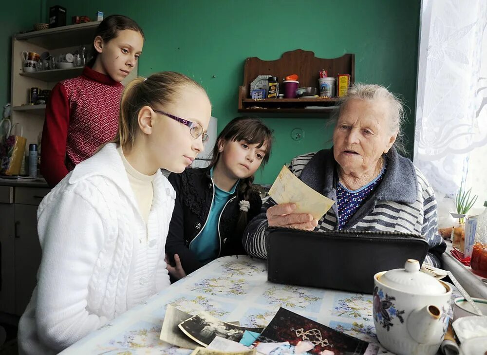 Дети пенсионеры. Дети помогают пожилым. Помощь школьников пожилым людям. Школьники помогают пожилым. Молодые помогают старикам.