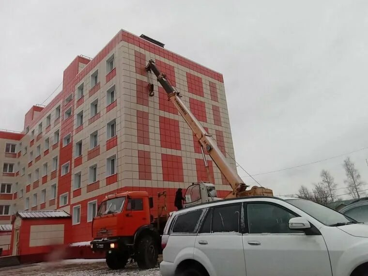 Глазкова 1 Салехард. Пятиэтажка Салехард. Дом в Салехарде. Кран дом. Аварийная салехард