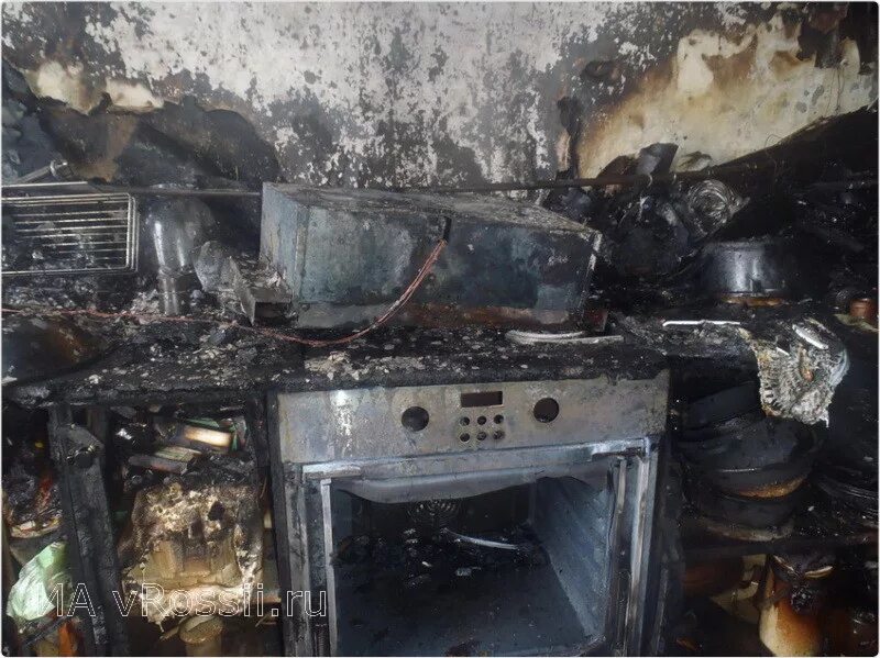 Сгоревшая плита. Сгоревшая кухонная плита. Сгоревшая плита на кухне.