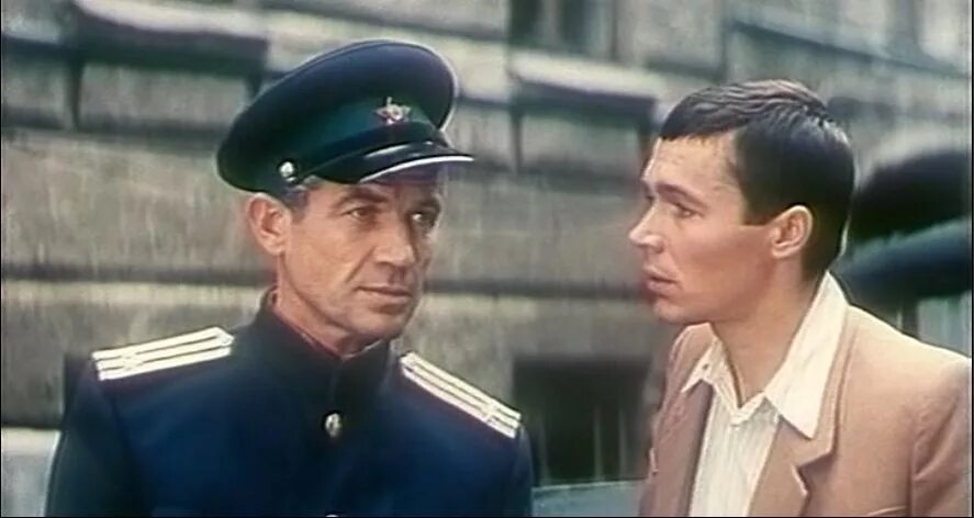 В последнюю очередь. В последнюю очередь 1981. х.ф в последнюю очередь. в последнюю очередь фильм 1981 кадры. последний в очереди.