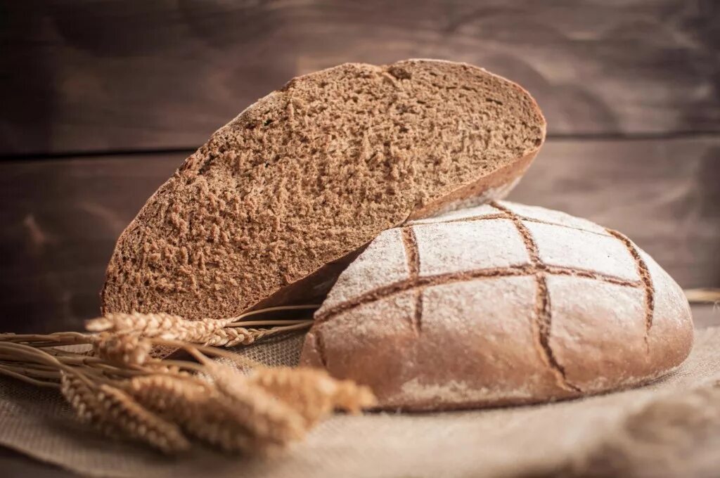 Хлеб. Хлебобулочные изделия в муке. Ржаной хлеб. Красивый подовый хлеб. Ржаной хлеб смесь