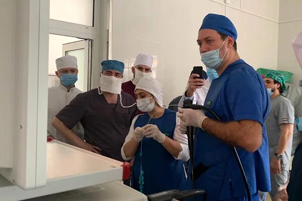 Врач за работой. Без хирургического. Операция по аппендициту. Орхиэмитрия без хирургического вмешательства. Эндоскопия в травматологии.