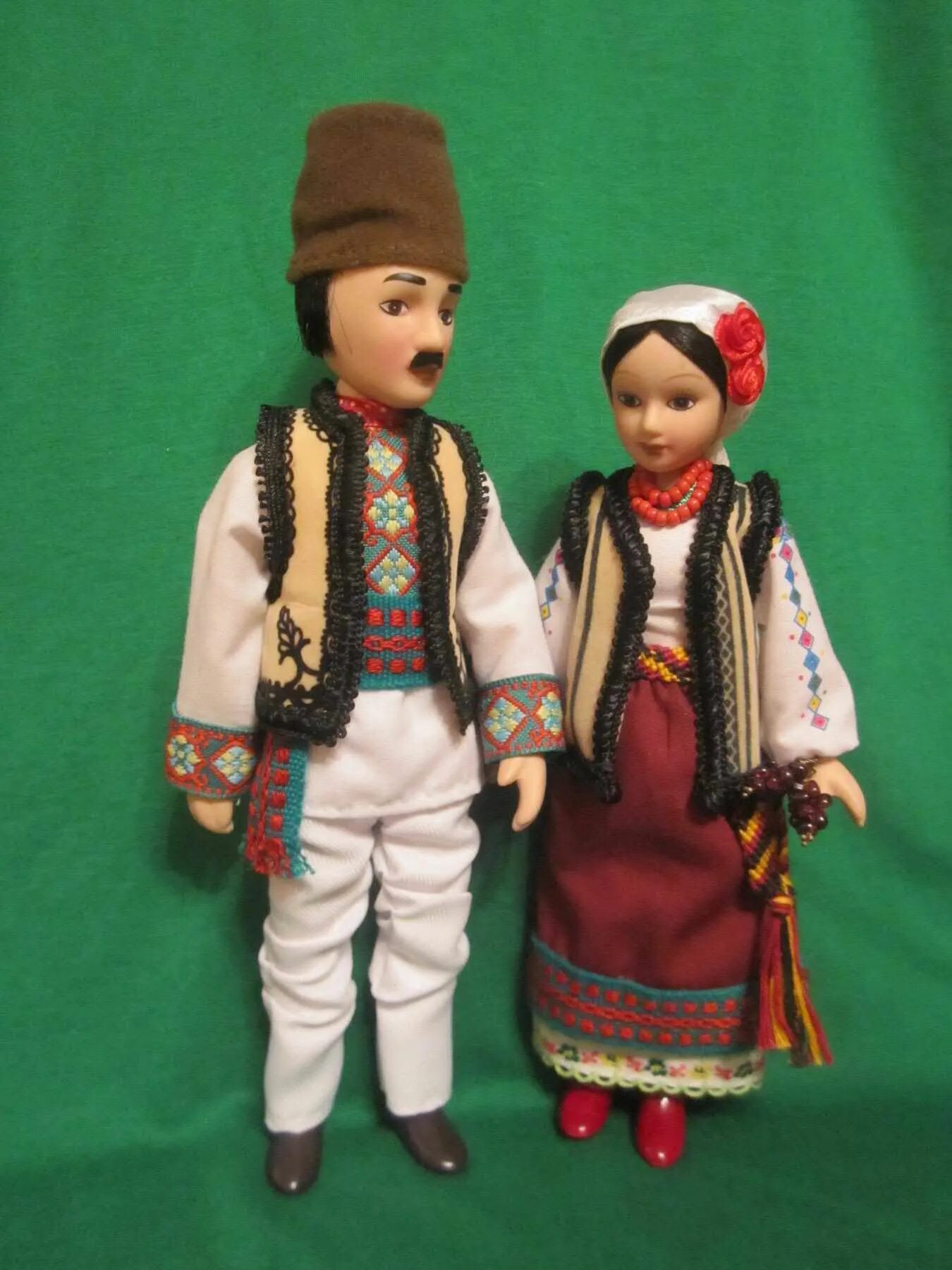 Молдаван нация. Национальный костюм Молдавии мужской. Национальный костюм молдавская ССР. Костюмы Молдован национальные куклы. Национальный костюм молдаван кукла.