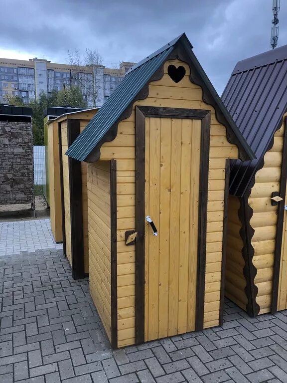 Деревянный туалет. Туалет дачный деревянный. Туалет деревянный для дачи. Готовые туалеты для дачи.