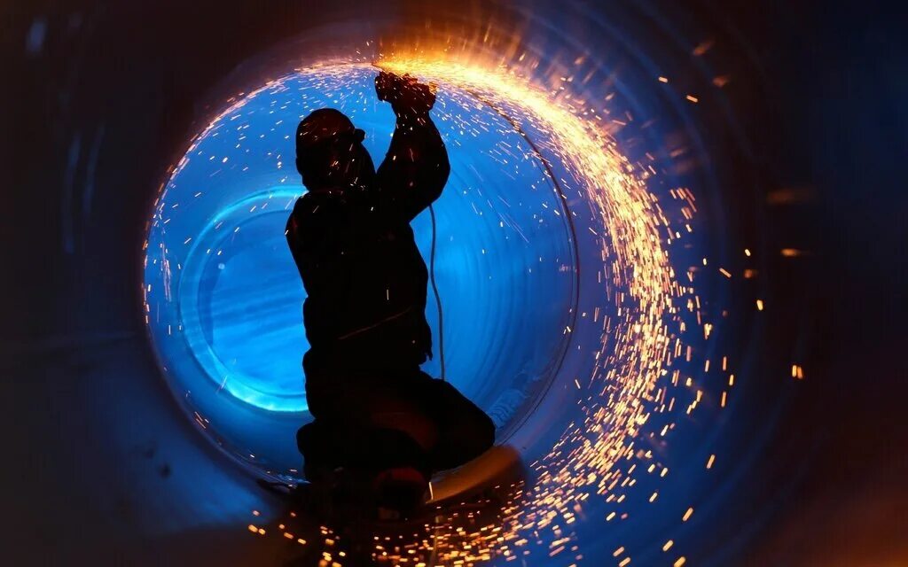 сварочные работы внутри металлических емкостей. работа в замкнутом пространстве. сварочные работы в замкнутом пространстве. футеровка полипропиленом резервуара. производство сварочных работ в закрытых резервуарах.